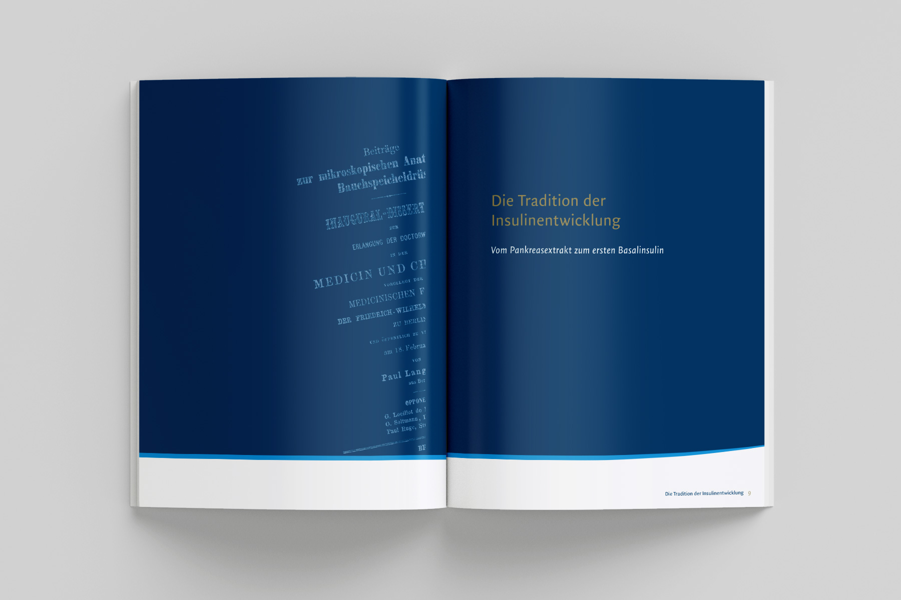 Kapitel-aufmacherseite der Imagebroschüre für Sanofi-Aventis, mit eleganter, minimalistischer Typografie in Weiß und Pantone-Gold auf einem blauen Hintergrund. Das Layout betont eine klare und hochwertige Gestaltung.