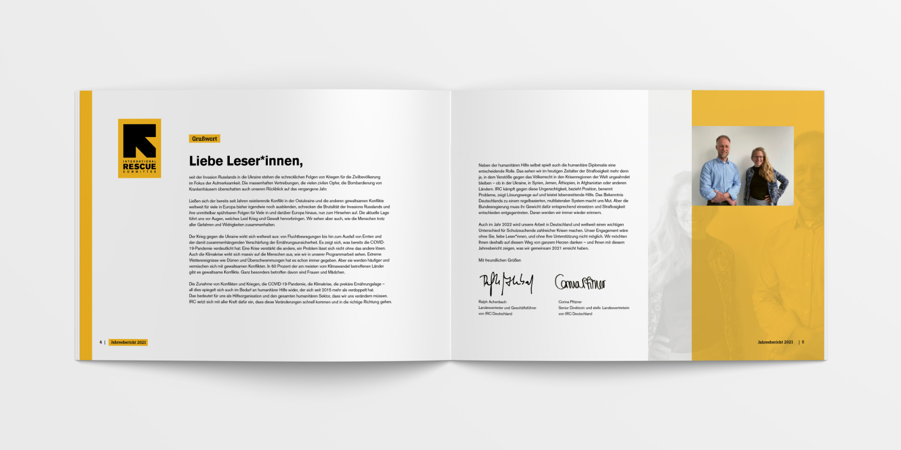 Jahresbericht-Doppelseite mit Vorwort der Geschäftsführung. Klare, typografische Gestaltung mit starker Leserführung. Foto der Geschäftsführung harmonisch in das Design eingebunden. Farbige Akzente unterstreichen das Corporate Design.